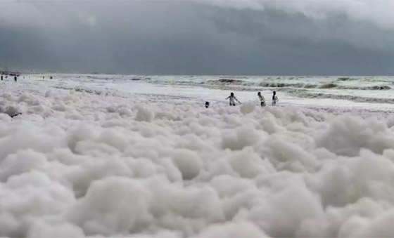 فيديو وصور: رغوة بيضاء غامضة تغطي أشهر شواطئ الهند! صورة رقم 11