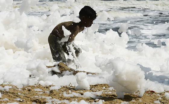 فيديو وصور: رغوة بيضاء غامضة تغطي أشهر شواطئ الهند! صورة رقم 12