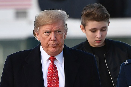 أصغر أبناء الرئيس ترامب يثير ضجة واسعة بعد ظهوره إلى جانب والديه! صورة رقم 14