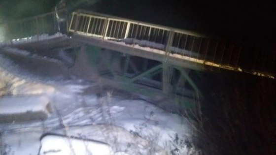 سائق شاحنة ثقيلة يكسر القواعد ويهدم جسرا في روسيا! صورة رقم 1