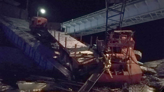 سائق شاحنة ثقيلة يكسر القواعد ويهدم جسرا في روسيا! صورة رقم 2