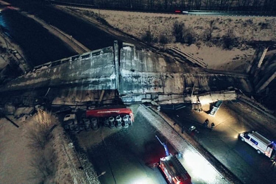 سائق شاحنة ثقيلة يكسر القواعد ويهدم جسرا في روسيا! صورة رقم 5