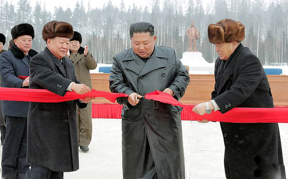 زعيم كوريا الشمالية يفتتح (المدينة الاشتراكية الفاضلة) الجديدة صورة رقم 2