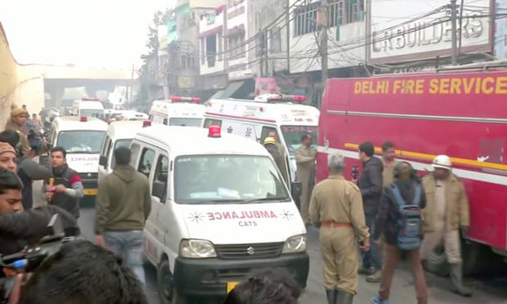 حريق مصنع في نيودلهي الهندية يودي بحياة العشرات! فيديو صورة رقم 11