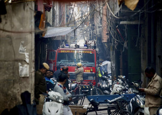 حريق مصنع في نيودلهي الهندية يودي بحياة العشرات! فيديو صورة رقم 5