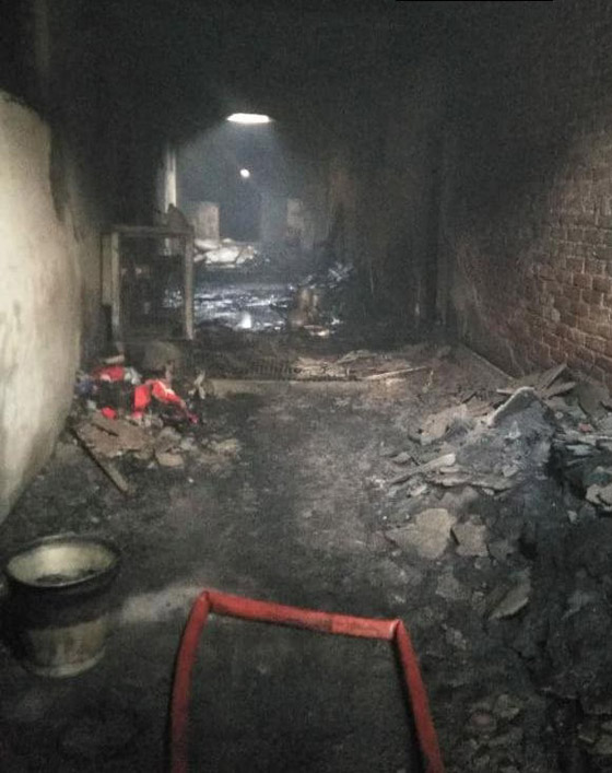 حريق مصنع في نيودلهي الهندية يودي بحياة العشرات! فيديو صورة رقم 8