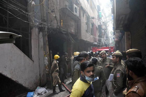 حريق مصنع في نيودلهي الهندية يودي بحياة العشرات! فيديو صورة رقم 6