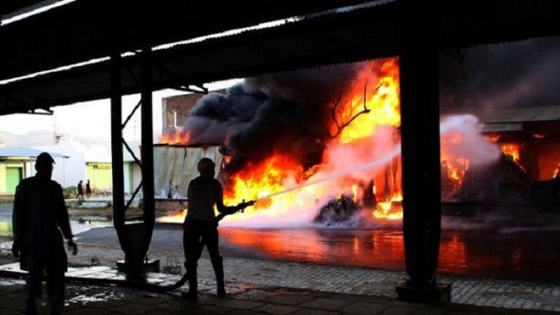 حريق مصنع في نيودلهي الهندية يودي بحياة العشرات! فيديو صورة رقم 7