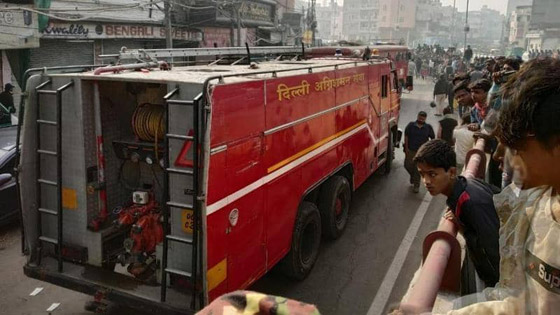 حريق مصنع في نيودلهي الهندية يودي بحياة العشرات! فيديو صورة رقم 9