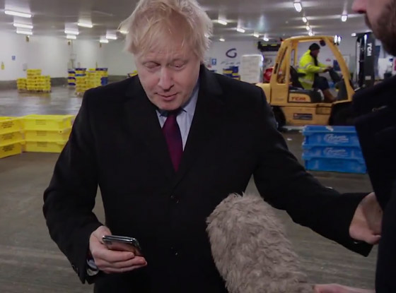 فيديو يحرج رئيس وزراء بريطانيا بوريس جونسون وطفل مريض يورطه! صورة رقم 3