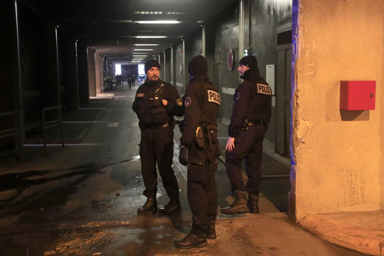 فرنسا.. مقتل رجل هدد أفراد الشرطة بسكين صورة رقم 3