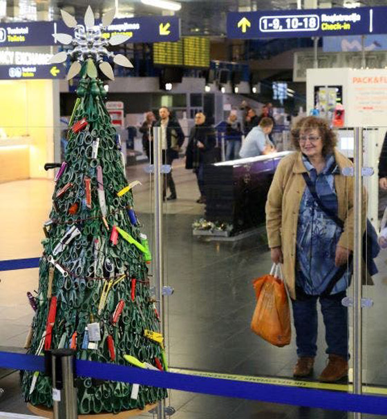 شجرة ميلادية بمطار.. تزين بقطع مصادرة من الركاب صورة رقم 4