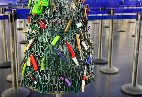 شجرة ميلادية بمطار.. تزين بقطع مصادرة من الركاب صورة رقم 2
