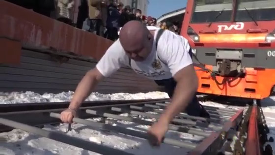 قدرته عجيبة.. قام بجرِّ قطار وزنه أكثر من 200 طن! (فيديو) صورة رقم 3