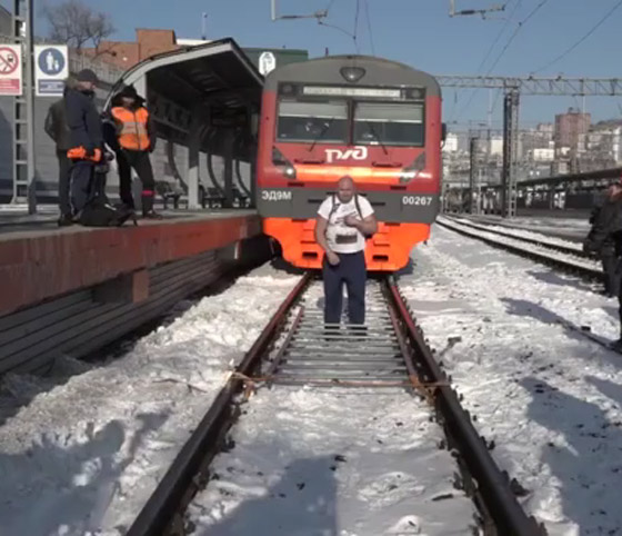 قدرته عجيبة.. قام بجرِّ قطار وزنه أكثر من 200 طن! (فيديو) صورة رقم 1