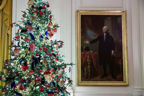 سيدة أمريكا الأولى تحطم الرقم القياسي لأكثر عدد أشجار عيد الميلاد! صورة رقم 20
