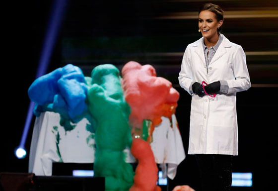 ملكة جمال أمريكا 2020 باحثة في الكيمياء تبهر لجنة التحكيم بتجربة علمية صورة رقم 8