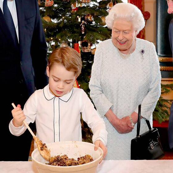 شاهد الأمير الصغير جورج وهو يصنع حلوى العيد لجدته الملكة صورة رقم 1