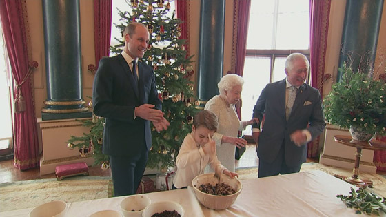 شاهد الأمير الصغير جورج وهو يصنع حلوى العيد لجدته الملكة صورة رقم 2