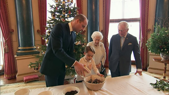 شاهد الأمير الصغير جورج وهو يصنع حلوى العيد لجدته الملكة صورة رقم 3