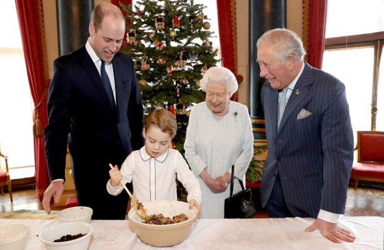 شاهد الأمير الصغير جورج وهو يصنع حلوى العيد لجدته الملكة صورة رقم 4