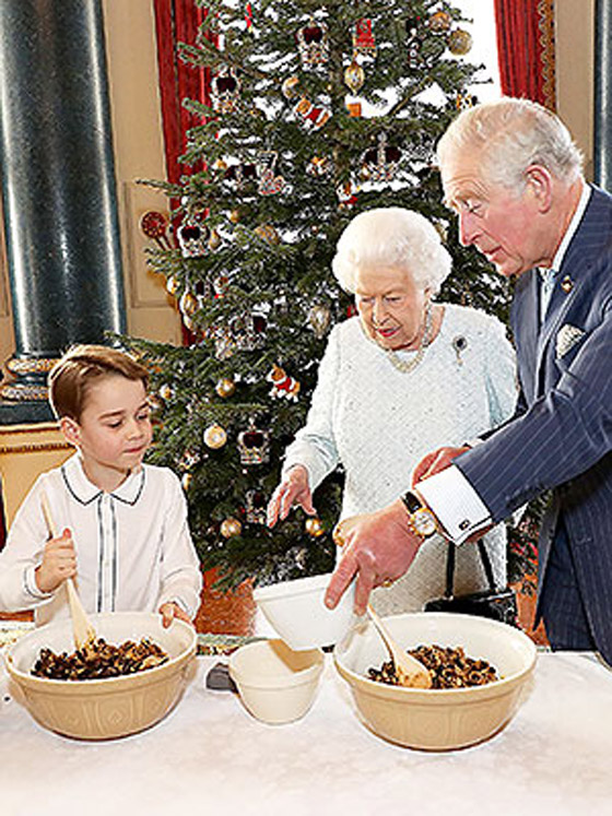 شاهد الأمير الصغير جورج وهو يصنع حلوى العيد لجدته الملكة صورة رقم 6