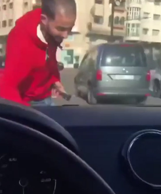 فيديو صادم.. اعتقال رجل بعدما اعتدى وتحرش بخبيرة تجميل في المغرب! صورة رقم 3