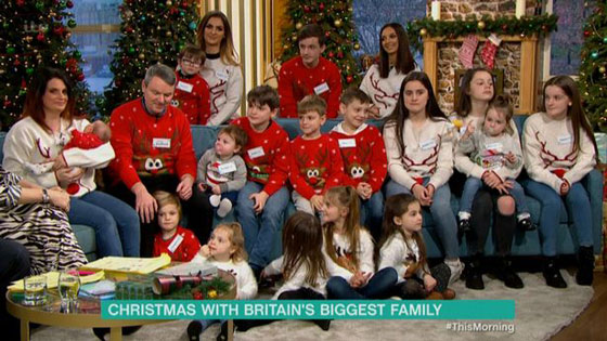  والدان و21 طفلاً... هكذا أمضت أكبر عائلة في بريطانيا عيد الميلاد صورة رقم 5