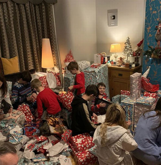  والدان و21 طفلاً... هكذا أمضت أكبر عائلة في بريطانيا عيد الميلاد صورة رقم 6