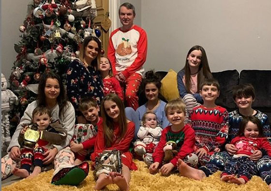  والدان و21 طفلاً... هكذا أمضت أكبر عائلة في بريطانيا عيد الميلاد صورة رقم 7