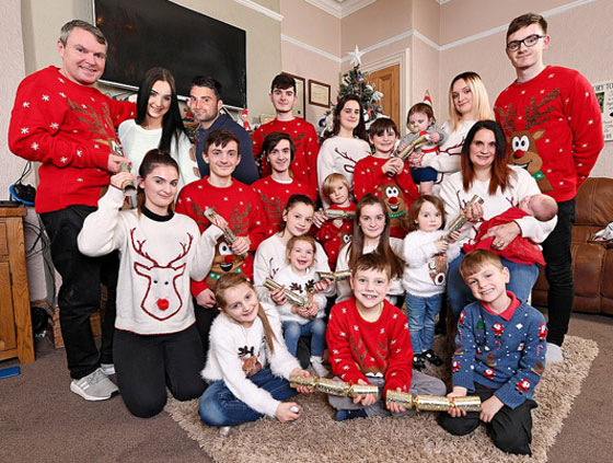  والدان و21 طفلاً... هكذا أمضت أكبر عائلة في بريطانيا عيد الميلاد صورة رقم 1