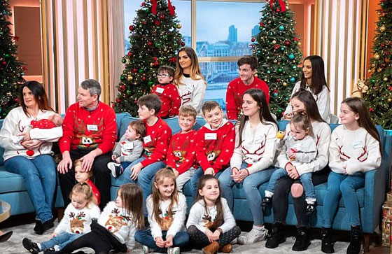  والدان و21 طفلاً... هكذا أمضت أكبر عائلة في بريطانيا عيد الميلاد صورة رقم 10