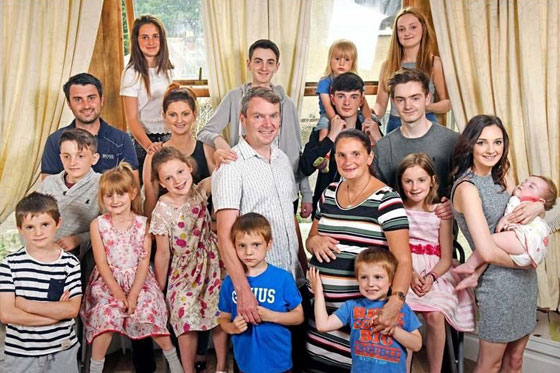  والدان و21 طفلاً... هكذا أمضت أكبر عائلة في بريطانيا عيد الميلاد صورة رقم 11