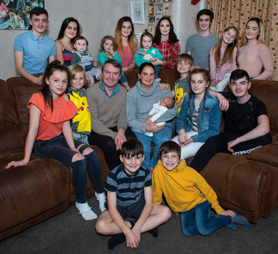  والدان و21 طفلاً... هكذا أمضت أكبر عائلة في بريطانيا عيد الميلاد صورة رقم 12