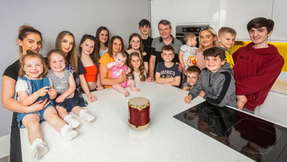  والدان و21 طفلاً... هكذا أمضت أكبر عائلة في بريطانيا عيد الميلاد صورة رقم 13