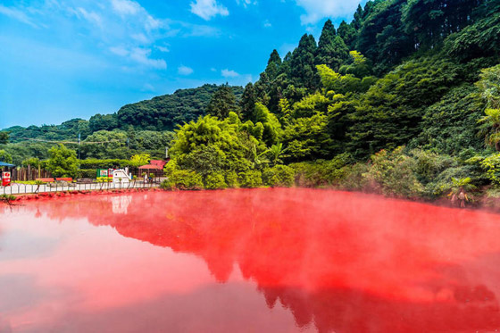 بالصور: تعرفوا إلى بركة الدم في مدينة الجحيم السحرية في اليابان صورة رقم 1