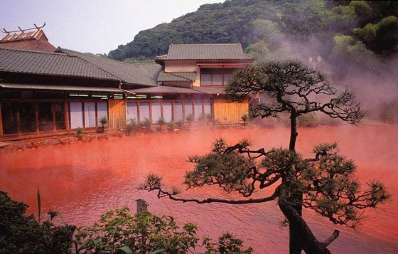 بالصور: تعرفوا إلى بركة الدم في مدينة الجحيم السحرية في اليابان صورة رقم 5