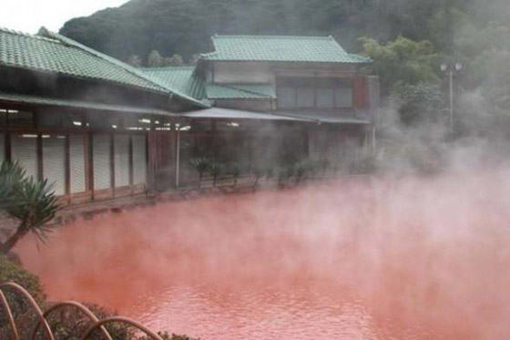 بالصور: تعرفوا إلى بركة الدم في مدينة الجحيم السحرية في اليابان صورة رقم 6