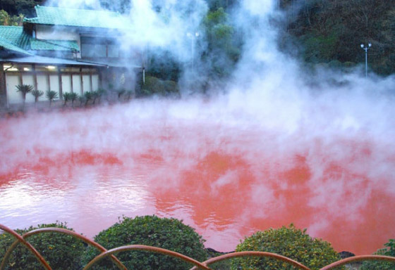 بالصور: تعرفوا إلى بركة الدم في مدينة الجحيم السحرية في اليابان صورة رقم 9