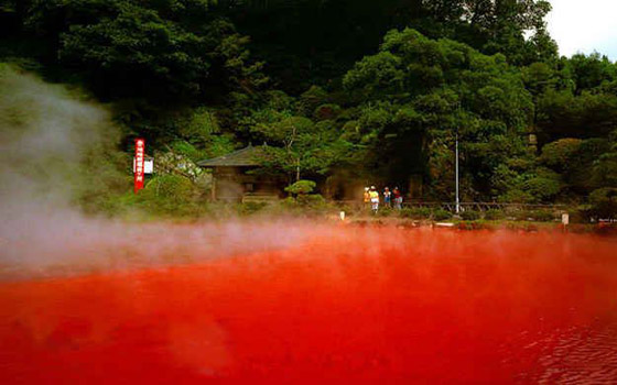 بالصور: تعرفوا إلى بركة الدم في مدينة الجحيم السحرية في اليابان صورة رقم 14