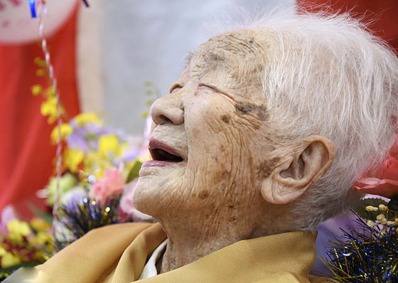 يابانية تحتفظ برقمها القياسي كأكبر معمرة بالعالم وتحتفل بعيد ميلادها الـ117! صورة رقم 2