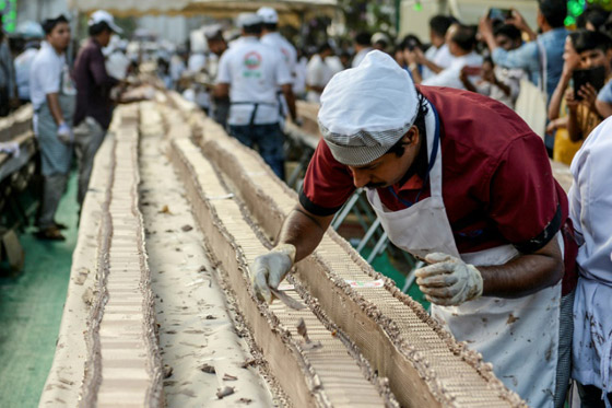 الخبازون الهنود يصنعون أطول كعكة فانيلا في العالم صورة رقم 3