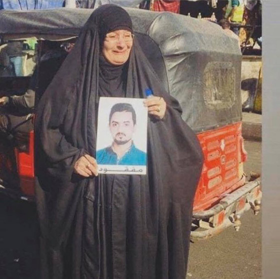 شاهدوا.. صورة مؤثرة لأم عراقية تبحث عن ابنها صورة رقم 1