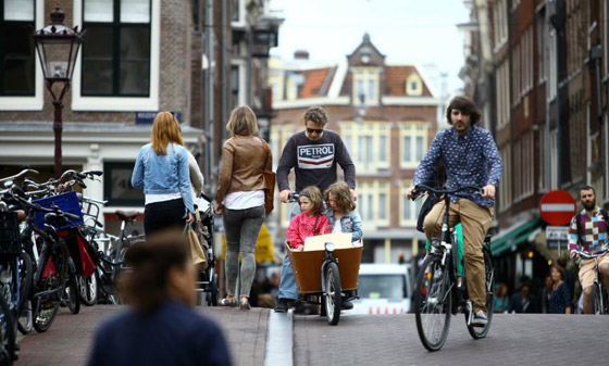 أمستردام تشتري ديون الشباب لمنحهم 