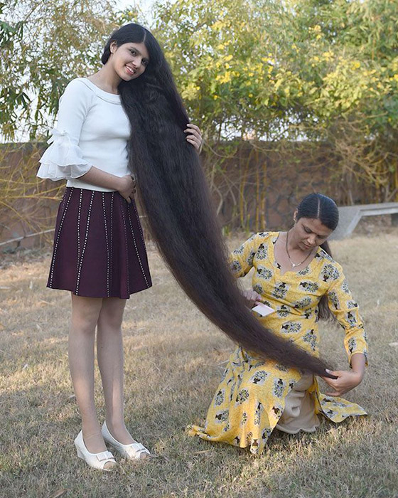 شاهدوا .. صاحبة أطول شعر في العالم تحافظ على لقبها في موسوعة غينيس صورة رقم 2