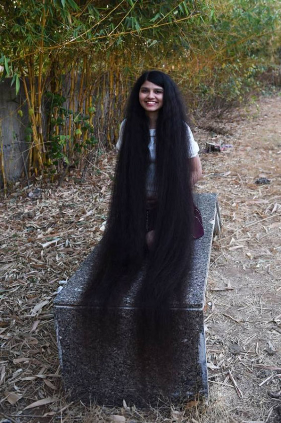 شاهدوا .. صاحبة أطول شعر في العالم تحافظ على لقبها في موسوعة غينيس صورة رقم 3