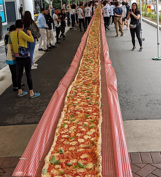 بيتزا ضخمة بطول 103 أمتار في حملة لمكافحة حرائق أستراليا! صورة رقم 1