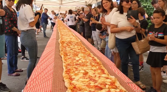 بيتزا ضخمة بطول 103 أمتار في حملة لمكافحة حرائق أستراليا! صورة رقم 6