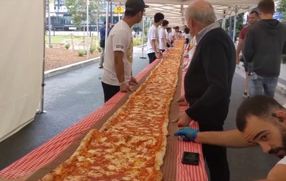 بيتزا ضخمة بطول 103 أمتار في حملة لمكافحة حرائق أستراليا! صورة رقم 7
