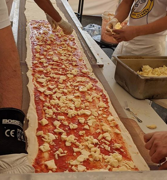 بيتزا ضخمة بطول 103 أمتار في حملة لمكافحة حرائق أستراليا! صورة رقم 15